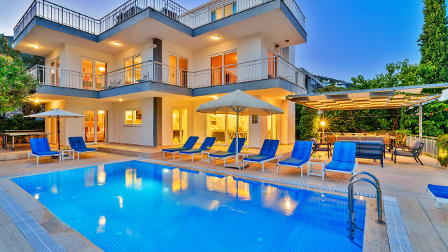 Kalkan'da 12 Kişilik Deniz Manzaralı Villa