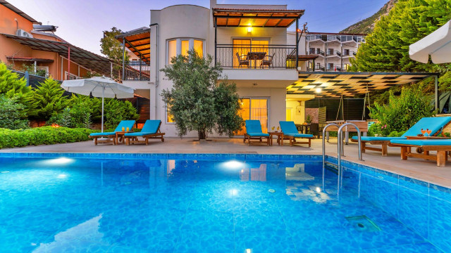 Kalkan'da 8 Kişilik Deniz Manzaralı Villa